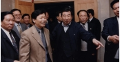 2000年国务院副总理李岚清在董事长陪同下参观腾博官网集团-7