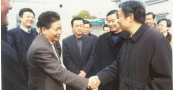 省委书记李源潮及其他省市领导来腾博官网集团视察并与董事长郭道鹏亲切交谈